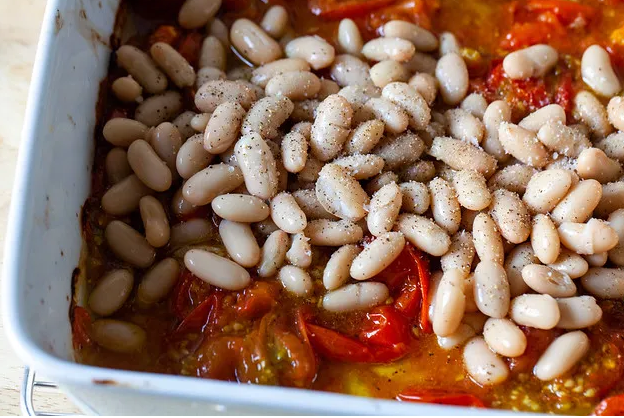Жареные помидоры с белой фасолью и базиликом