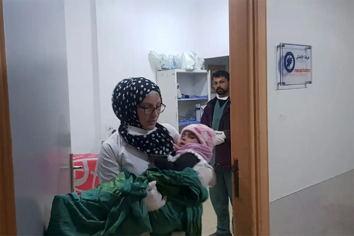 Подземный госпиталь, известный как Пещера и долгое время предназначавшийся для раненых на войне, теперь заполнен жертвами землетрясения — как живыми,