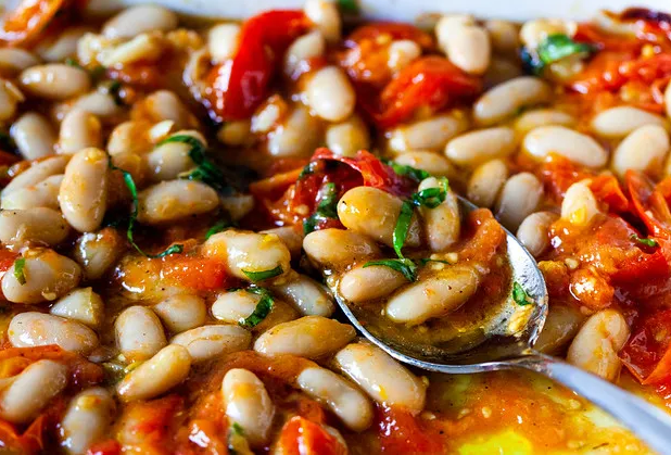 Жареные помидоры с белой фасолью и базиликом