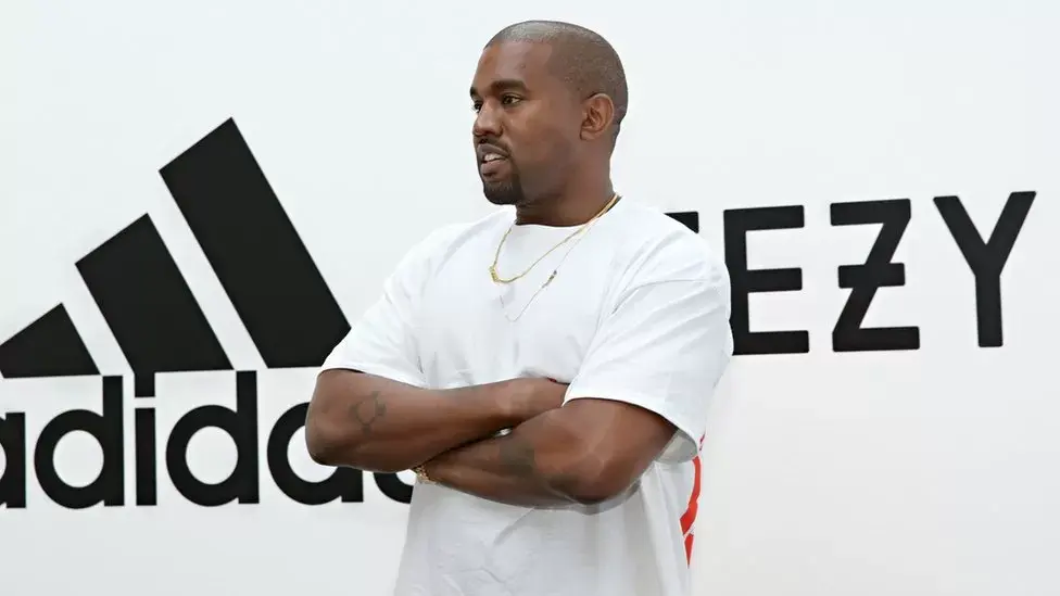 Канье Уэст: Adidas предупреждает об убытках из-за выпадения Yeezy
