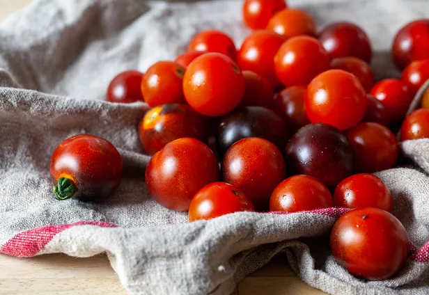 Жареные помидоры с белой фасолью и базиликом