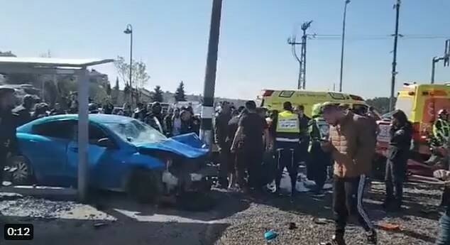Шестилетний ребенок среди двух убитых, когда водитель-террорист врезался в переполненную автобусную остановку в Иерусалиме: