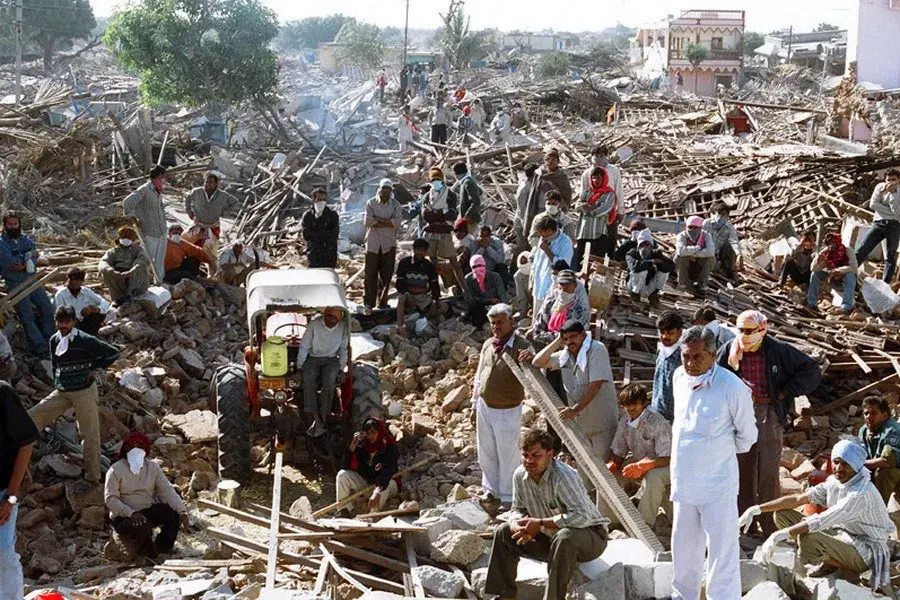 Землетрясение 8 апреля. Индия 2001 землетрясение. Землетрясение в Гуджарате 2001. Землетрясение в Индии в 2001 году. 2001 Год: землетрясение в штате Гуджарат.