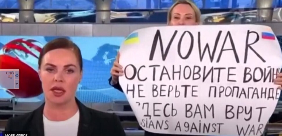 Журналистка Овсянникова издала книгу после бегства из России