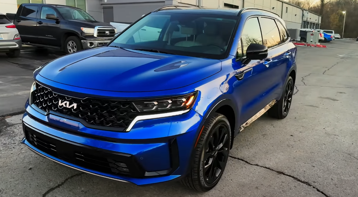 Универсальный внедорожник: Kia Sorento 2023 года с несколькими вариантами трансмиссии и большим пассажирским пространством