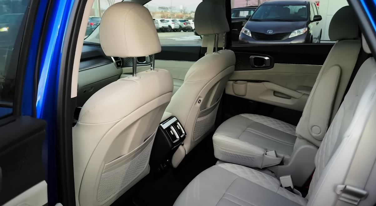 Универсальный внедорожник: Kia Sorento 2023 года с несколькими вариантами трансмиссии и большим пассажирским пространством