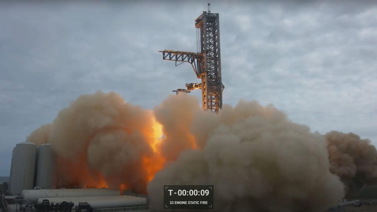 Межпланетная ракета SpaceX запускает двигатели в ходе беспрецедентного испытания
