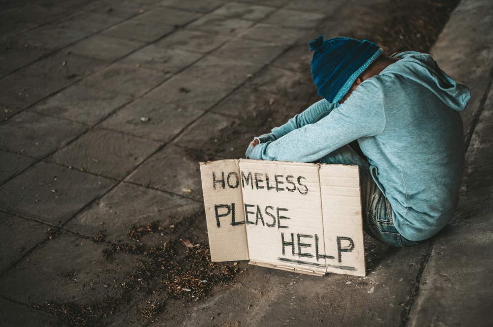 Отсутствие вещей. Нищий сидит. Бездомный с надписью help. Homeless Wallpaper Letter.