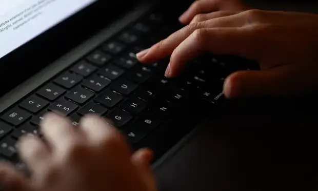 «Сделать цифровые улицы безопаснее»: призывы к большей защите женщин в Интернете