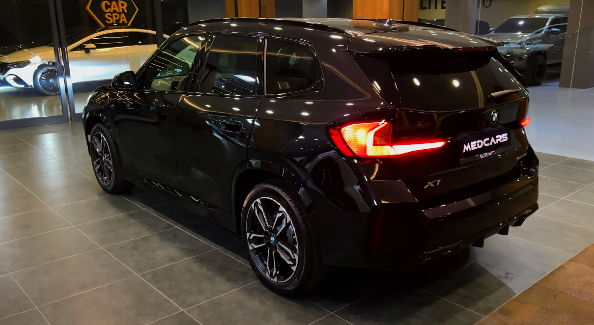 BMW представляет обновленный внедорожник X1 к 2023 году.