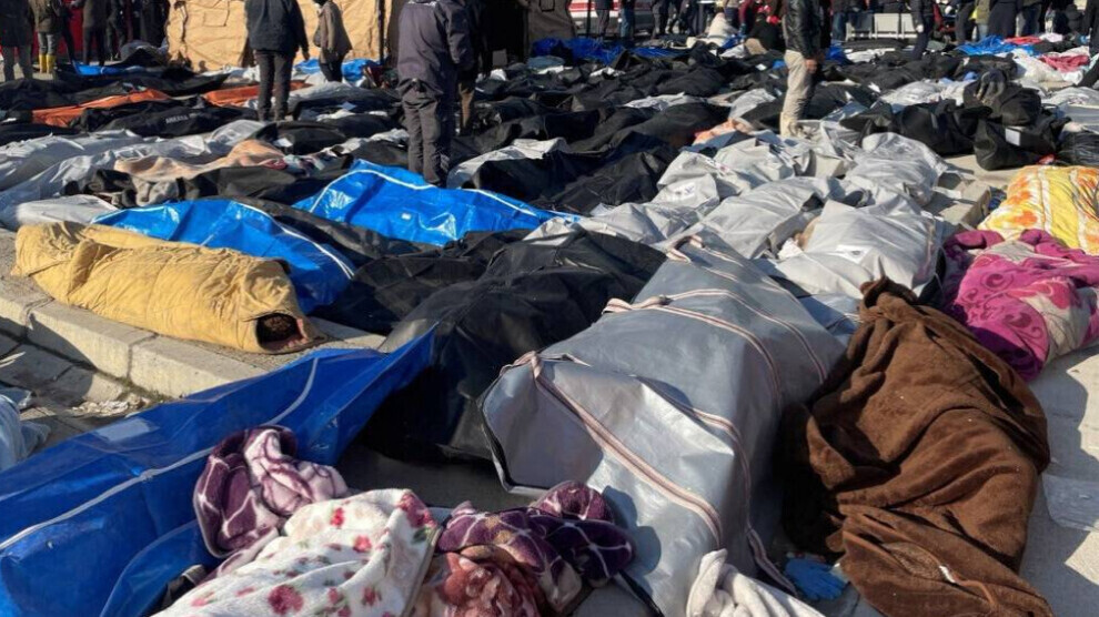 В результате землетрясения погибло более 150 000 человек.