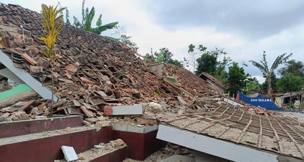 Сильное землетрясение произошло в Индонезии