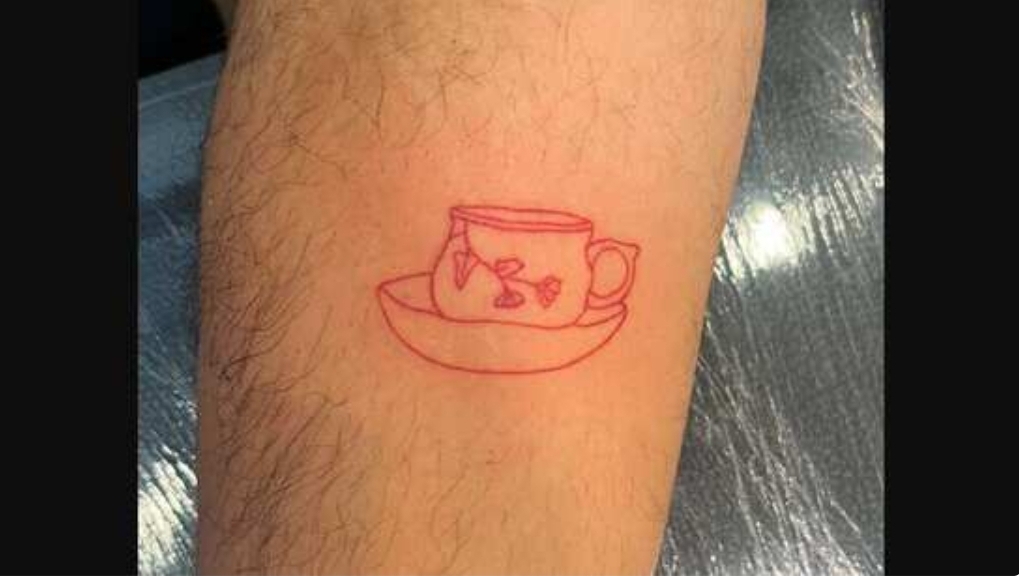 Пользователь Twitter делает специальные татуировки, чтобы отдать дань уважения покойным бабушке и дедушке.