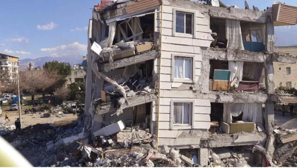 В Турции эксперты предупреждают: под обломками все еще есть надежда