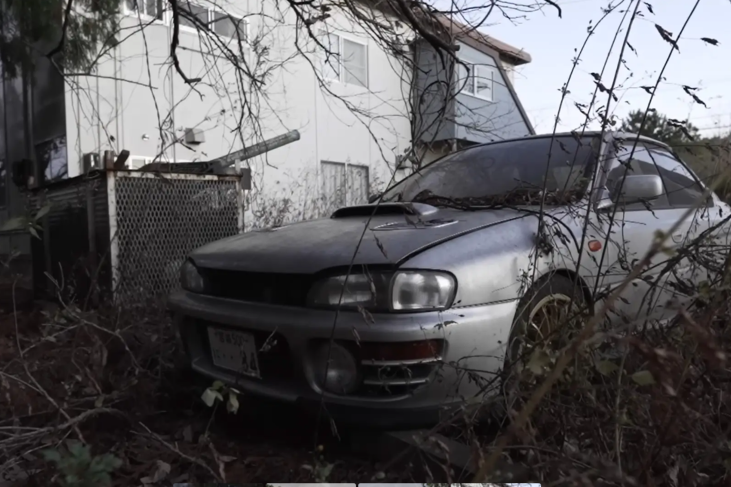 Он не мог поверить в то, что нашел: на автокладбище много сохранившихся легендарных автомобилей