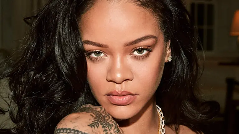 Рианна признается, что то, что она стала мамой для сына в 9 месяцев, «добавило вдохновения» в ее жизнь