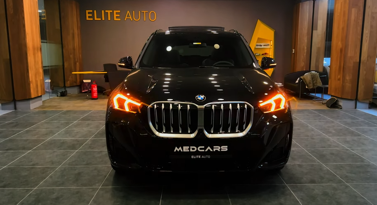 BMW представляет обновленный внедорожник X1 к 2023 году.