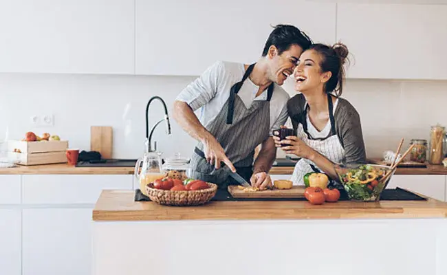 6 романтических идей, которые сделают ваше свидание дома особенным в День святого Валентина 2023