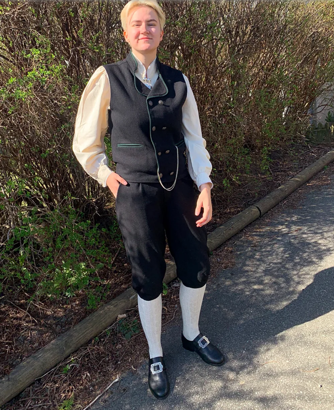 Как заново изобретенная небинарная национальная одежда завоевывает популярность у нового поколения.