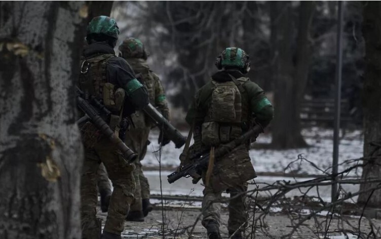 Боец Украинской армии, расстрелял безоружных Российских военнопленных.