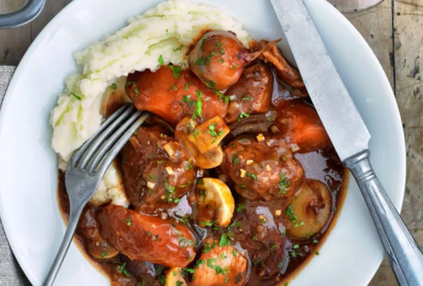 Рецепт приготовленной на медленном огне говядины по-бургундски