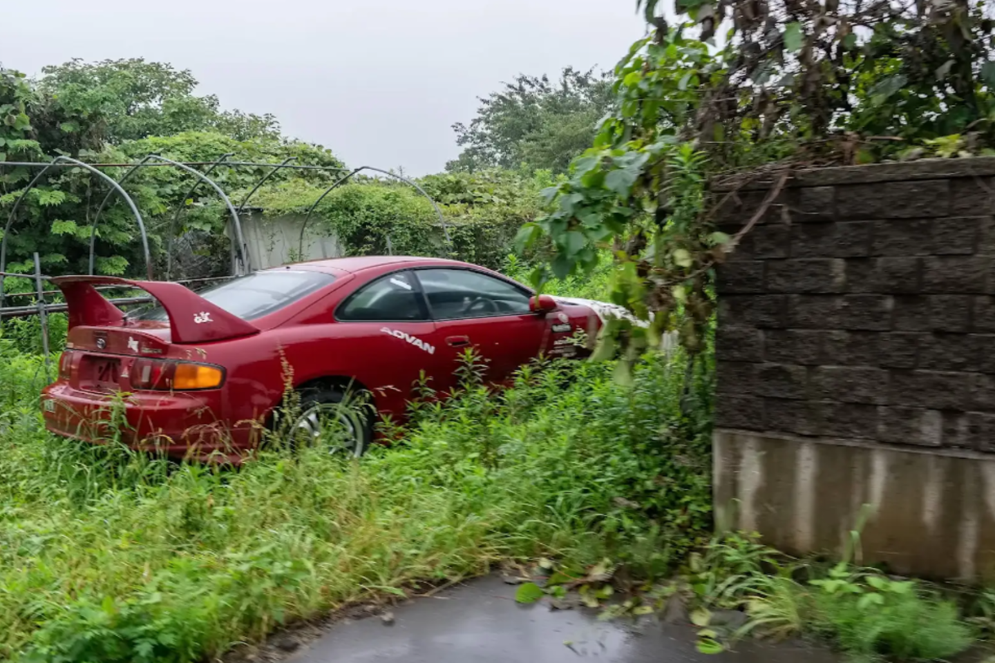 Он не мог поверить в то, что нашел: на автокладбище много сохранившихся легендарных автомобилей