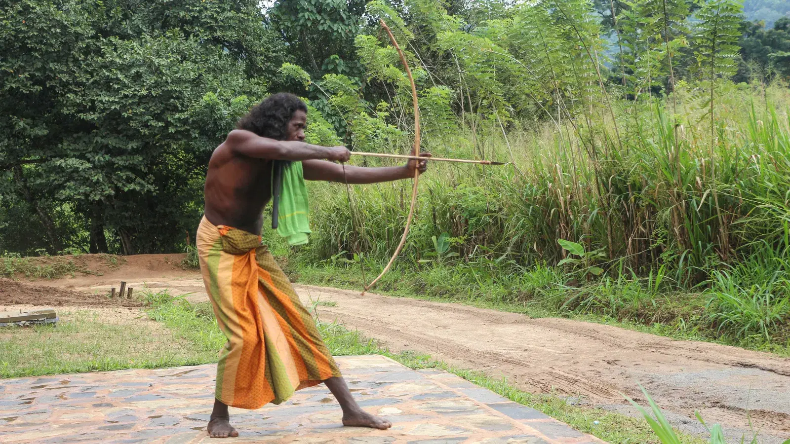 Ведды традиционно были лесными жителями, которые добывали пищу, охотились и жили сплоченными группами в пещерах в густых джунглях Шри-Ланки.