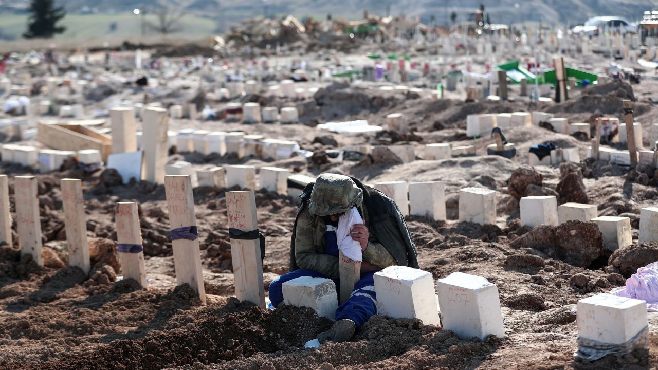 Несколько спасательных операций приостановлены в Сирии и Турции из-за снижения шансов на выживание