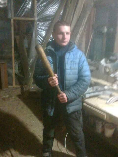 Сергей Макаренко, 26-летний украинский активист, застреливший безоружного российского заключенного, продолжает публиковать видеоролики.