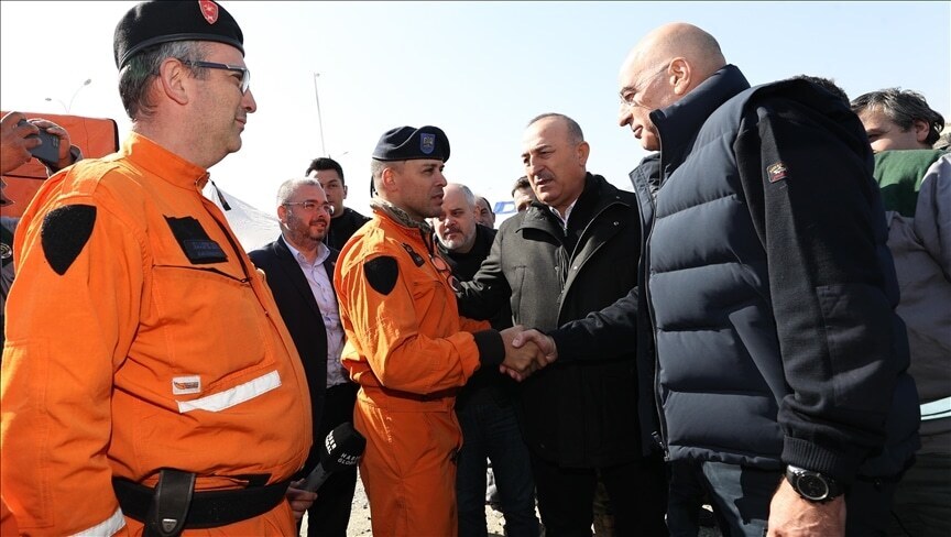 Министры иностранных дел Греции и Турции обменялись словами благодарности посетив зоны землетрясения.