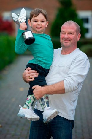 Ребёнку пришлось ампутировать ноги из-за жестокого обращения матери.