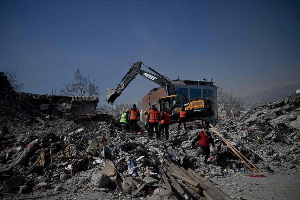 *Уже более 33 тысяч погибших в шуме. Дети спасены через 150 часов: «Всегда есть надежда»*