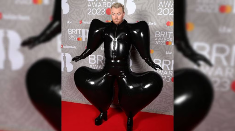 Сэм Смит надел странный надувной бодикостюм на церемонию вручения премии BRIT Awards.