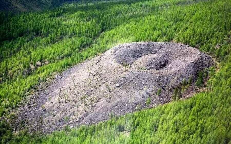 Долина смерти в Якутии со странными подземными сооружениями.