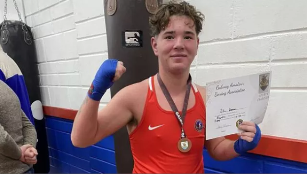 Три подростка погибли после того, как их автомобиль попал в реку Корриб в Голуэе.