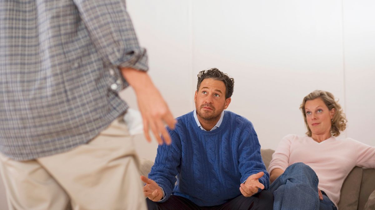 Сын решил не приглашать на свою свадьбу родителей, так как они "недостаточно хороши" для новых родственников.