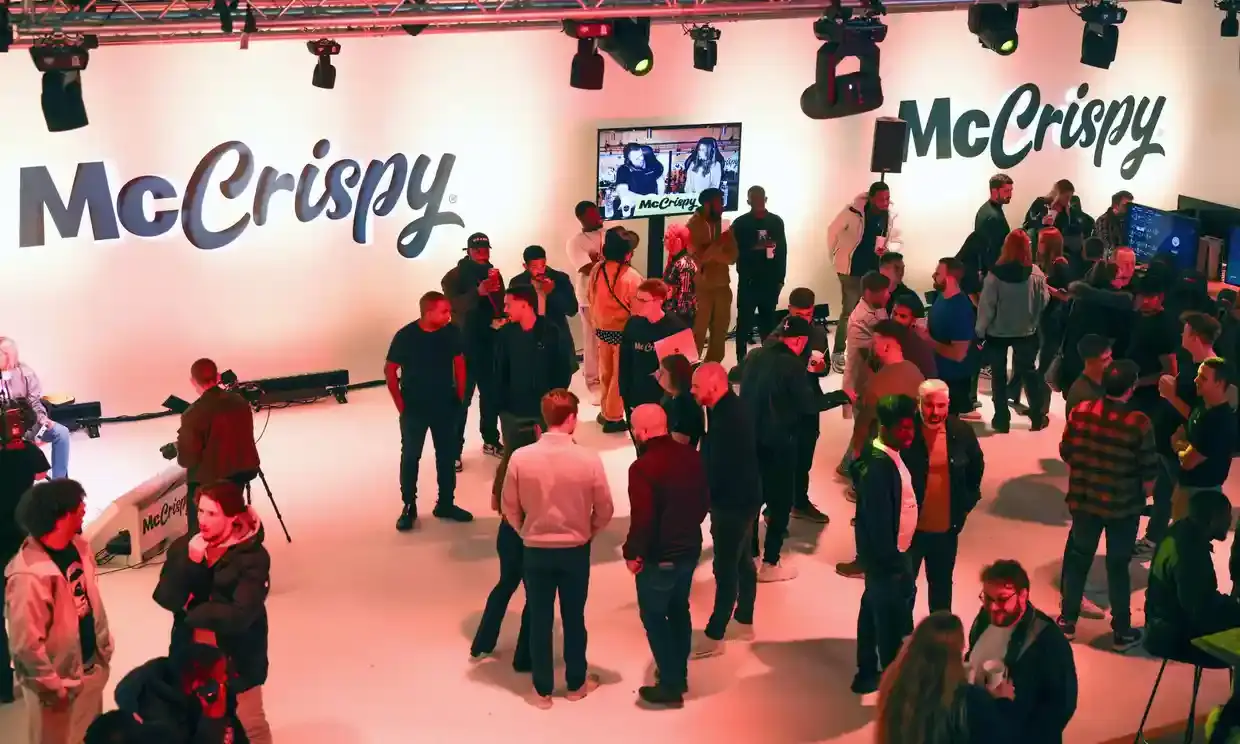 Плохой вкус? McDonald's обещает удалить объявление McCrispy рядом с вывеской крематория