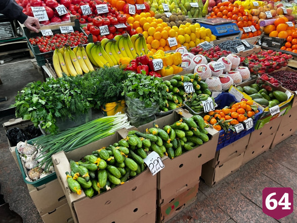 Марш-бросок цен на свежие овощи: почему огурцы стали дороже мяса, кто теперь может позволить купить себе "золотые огурчики" зимой