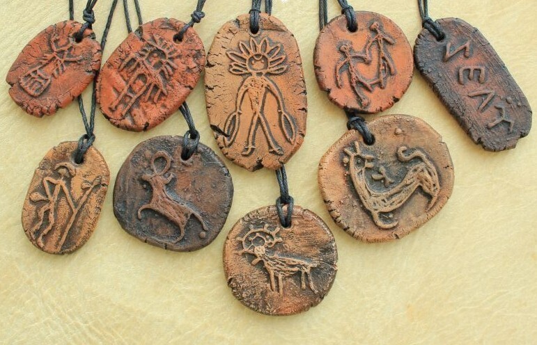 Амулет, защита и помощь человеку?