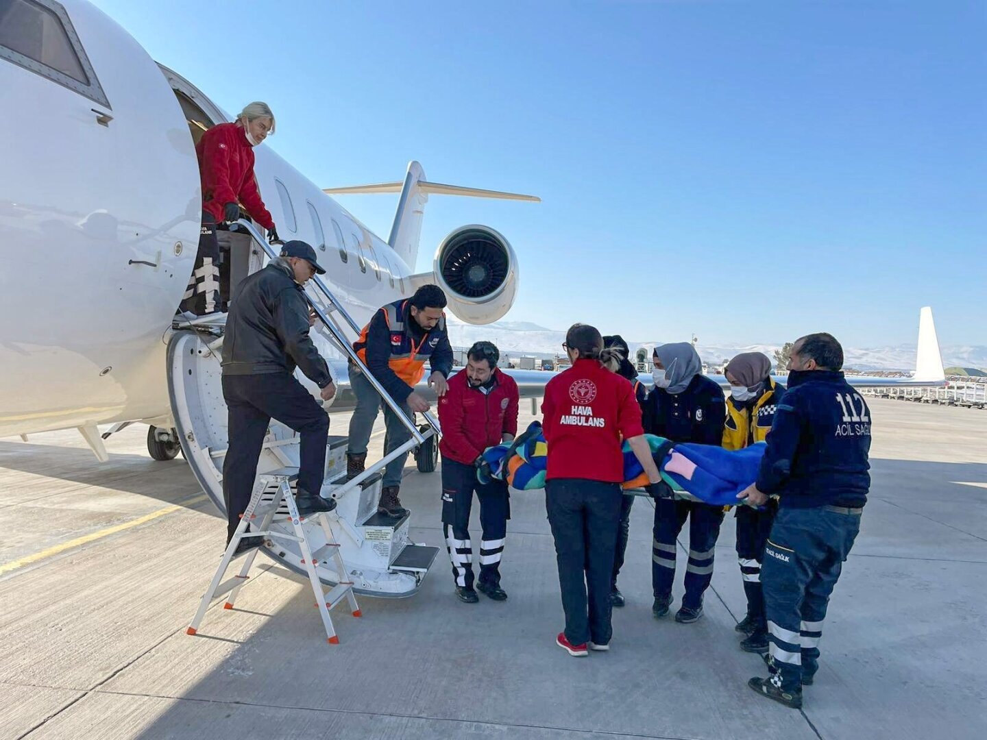 Санитарная авиация доставляет пострадавших от землетрясения в Турции в безопасное место