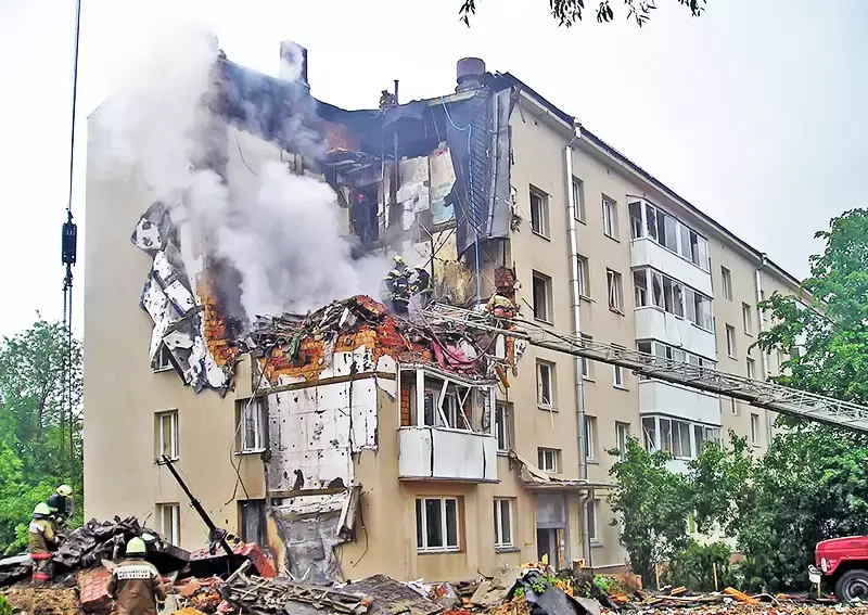 Что знают соседи о взорвавшейся квартире на Линейной и как выглядит подъезд изнутри.«Вернулась со спичками — и взрыв».