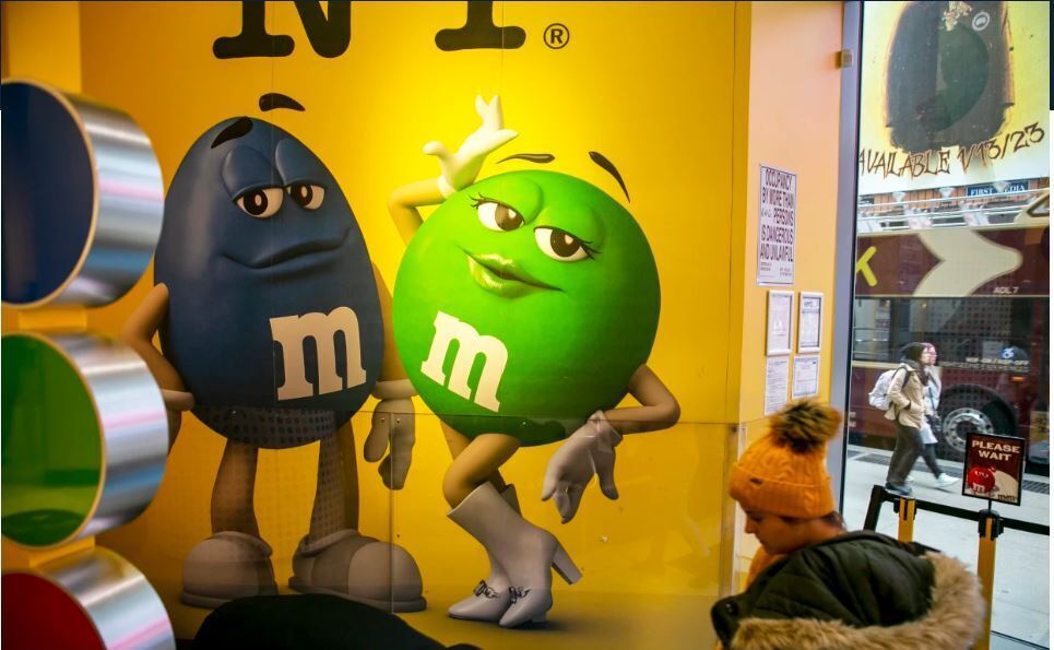 После дебюта Майи Рудольф в рекламе Суперкубка рекламные ролики M & M возвращаются! "Нас поставили на паузу! Но мы вернулись, навсегда!"