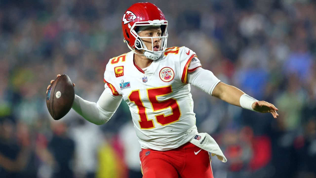 Патрик топ. Патрик Махоумс. Супербоул 2023. Канзас Сити Чифс. Patrick Mahomes, QB, Chiefs.