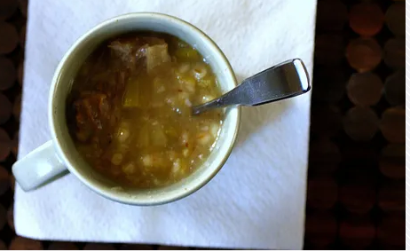 Суп из говядины, лука-порея и перловки