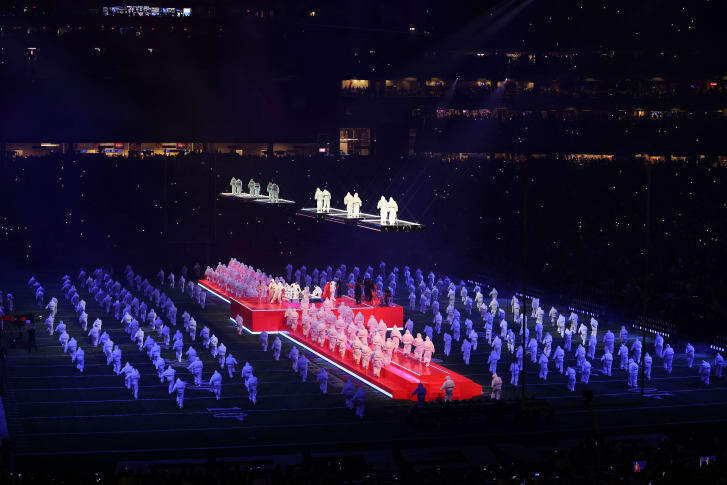 Беременная Рианна демонстрирует Супер Боул в полностью красном ансамбле.