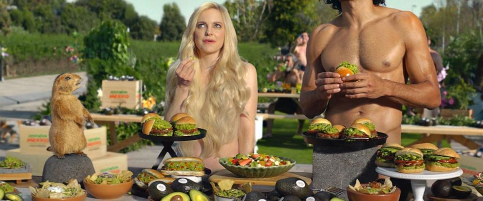 В рекламе Суперкубка участвуют знаменитости, юмор и много собак.