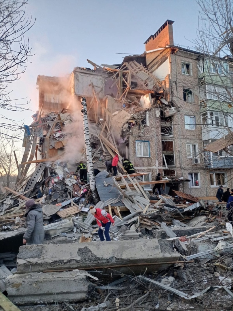 Что знают соседи о взорвавшейся квартире на Линейной и как выглядит подъезд изнутри.«Вернулась со спичками — и взрыв».