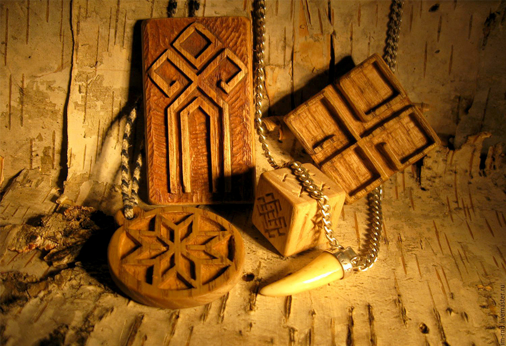 Амулет, защита и помощь человеку?