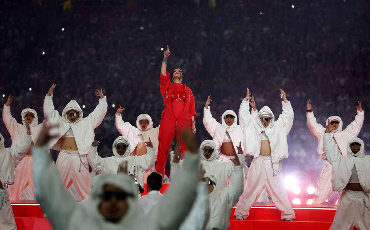 Беременная Рианна демонстрирует Супер Боул в полностью красном ансамбле.