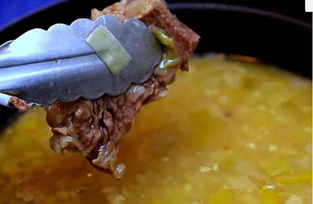 Суп из говядины, лука-порея и перловки